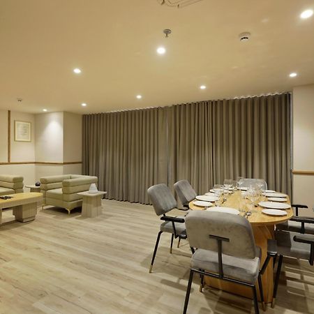 Sunday Hotel 바도다라 외부 사진