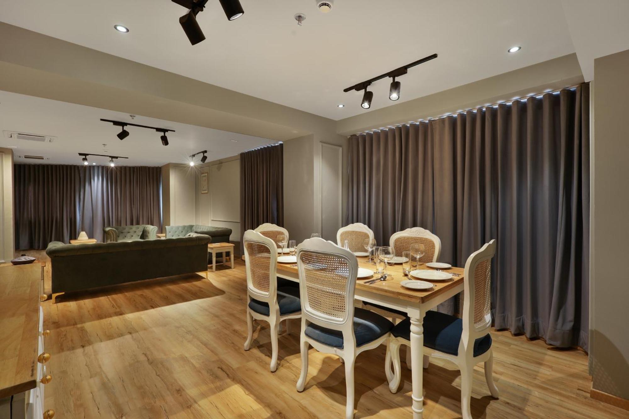 Sunday Hotel 바도다라 외부 사진
