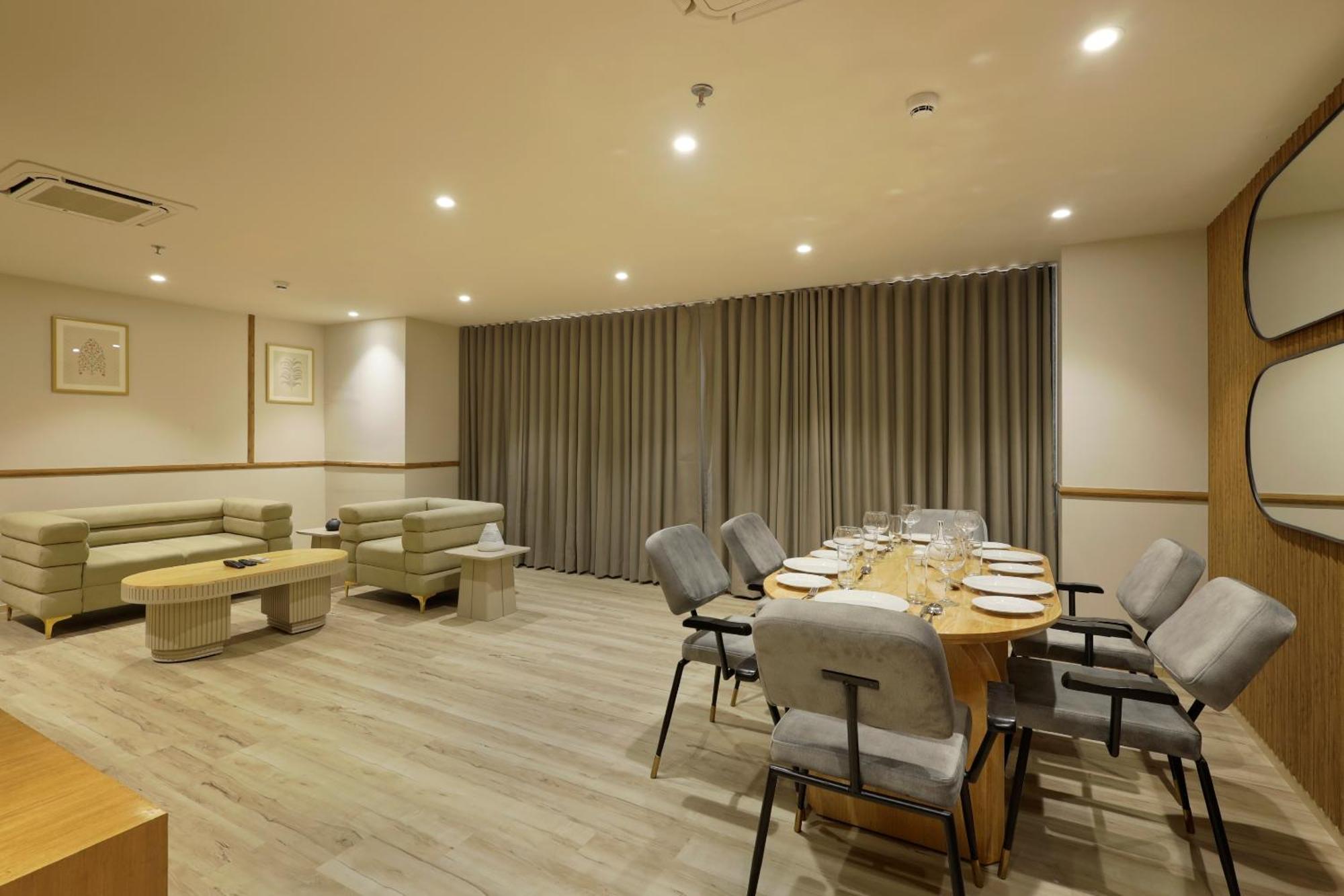 Sunday Hotel 바도다라 외부 사진