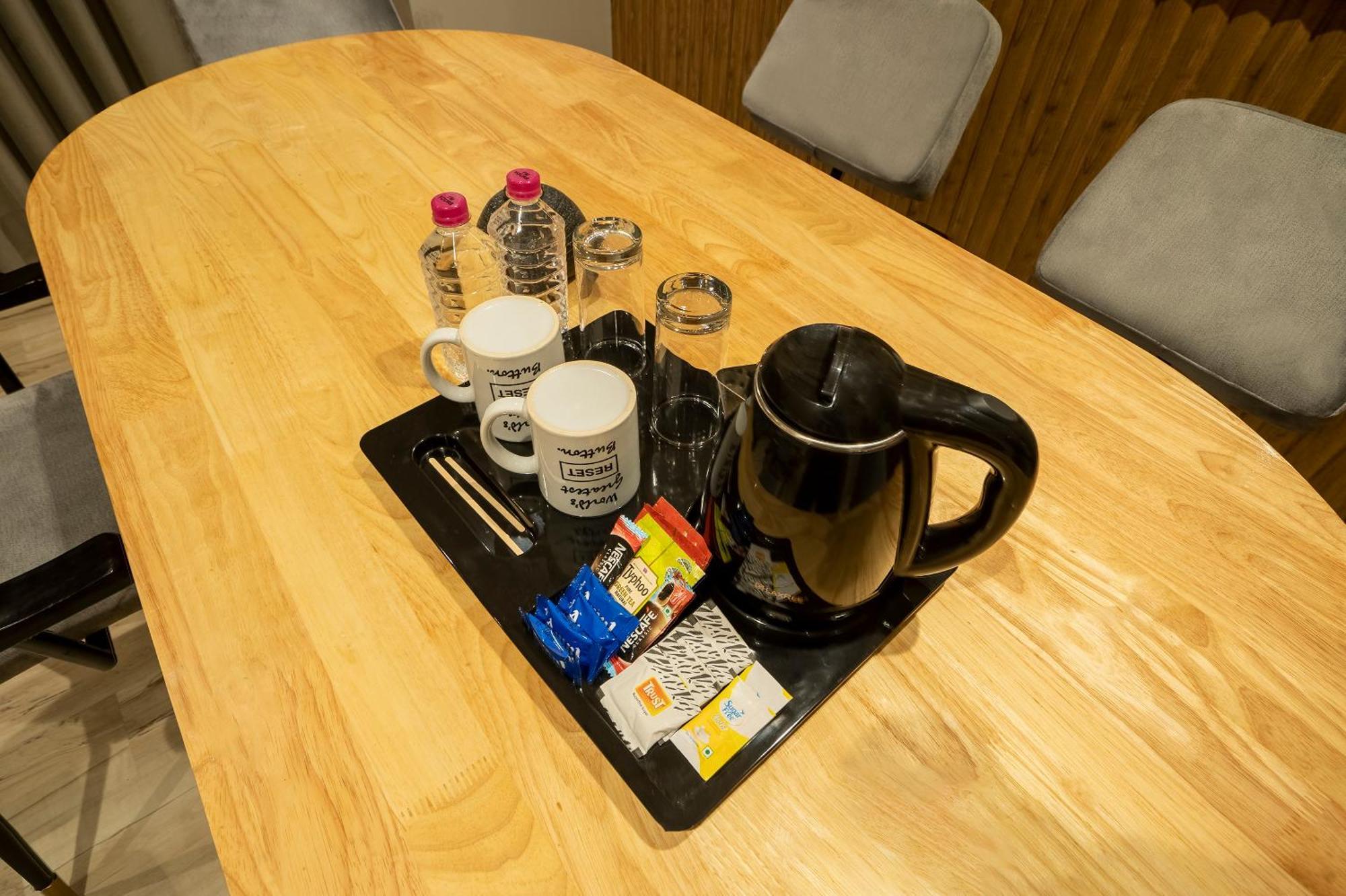 Sunday Hotel 바도다라 외부 사진