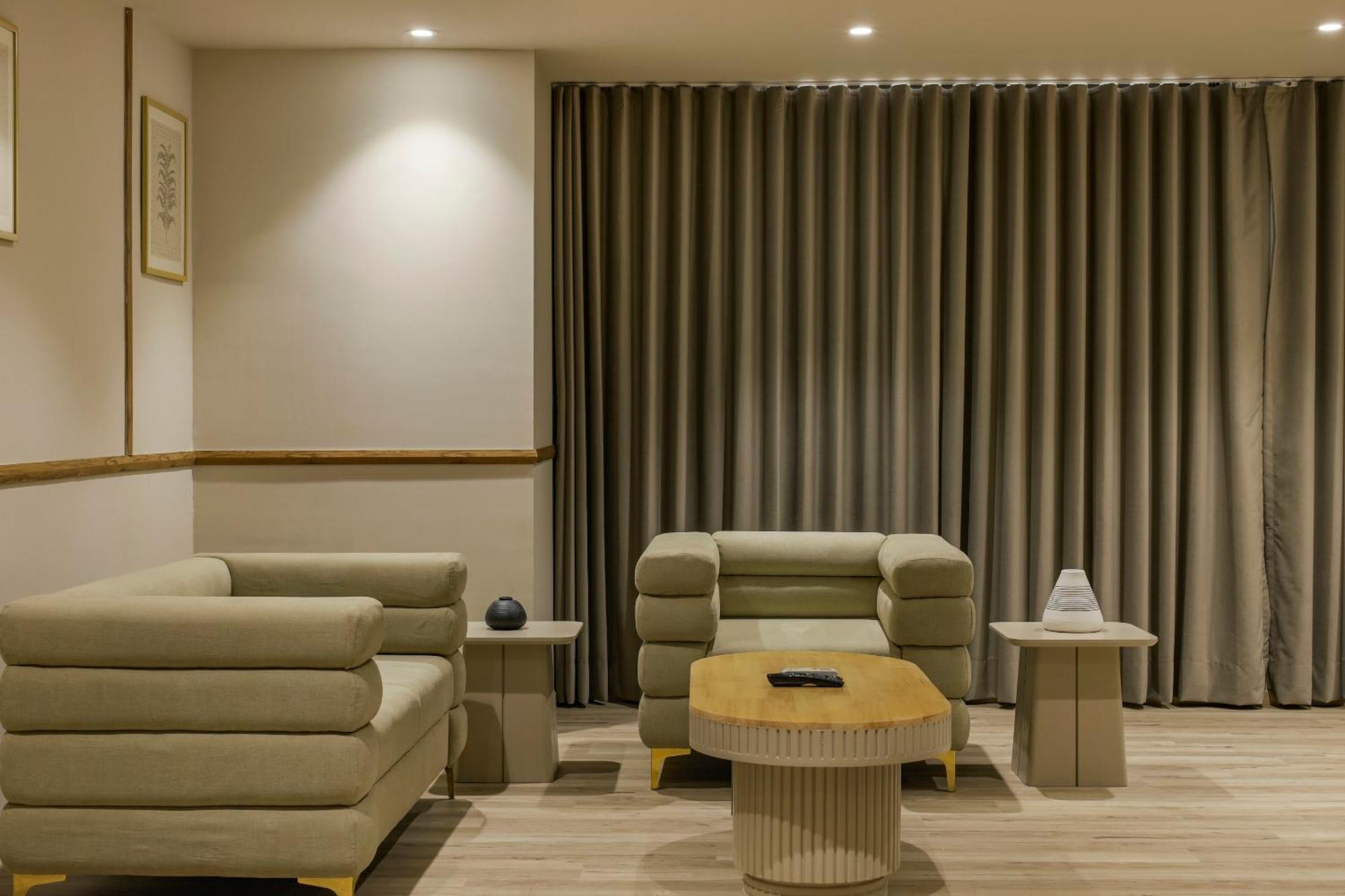 Sunday Hotel 바도다라 외부 사진