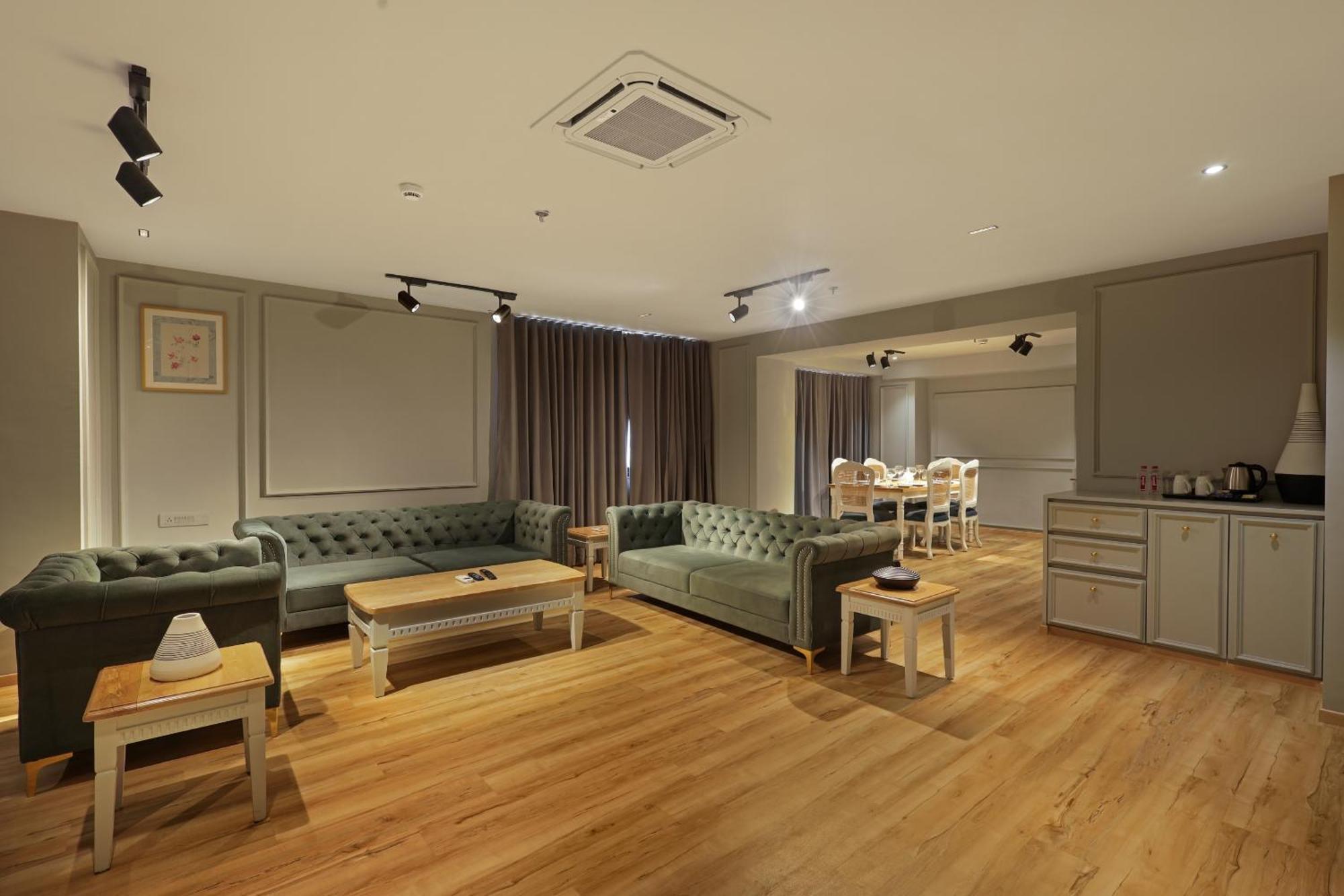 Sunday Hotel 바도다라 외부 사진