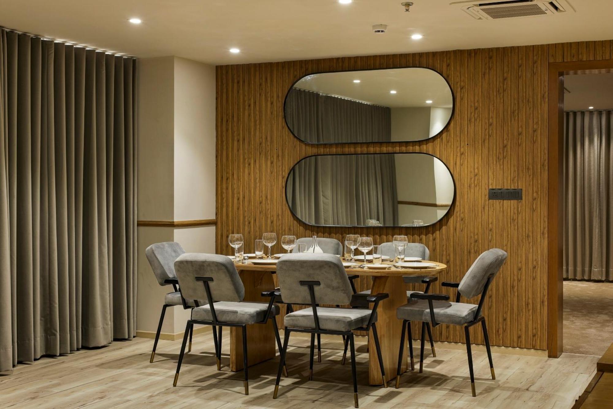 Sunday Hotel 바도다라 외부 사진