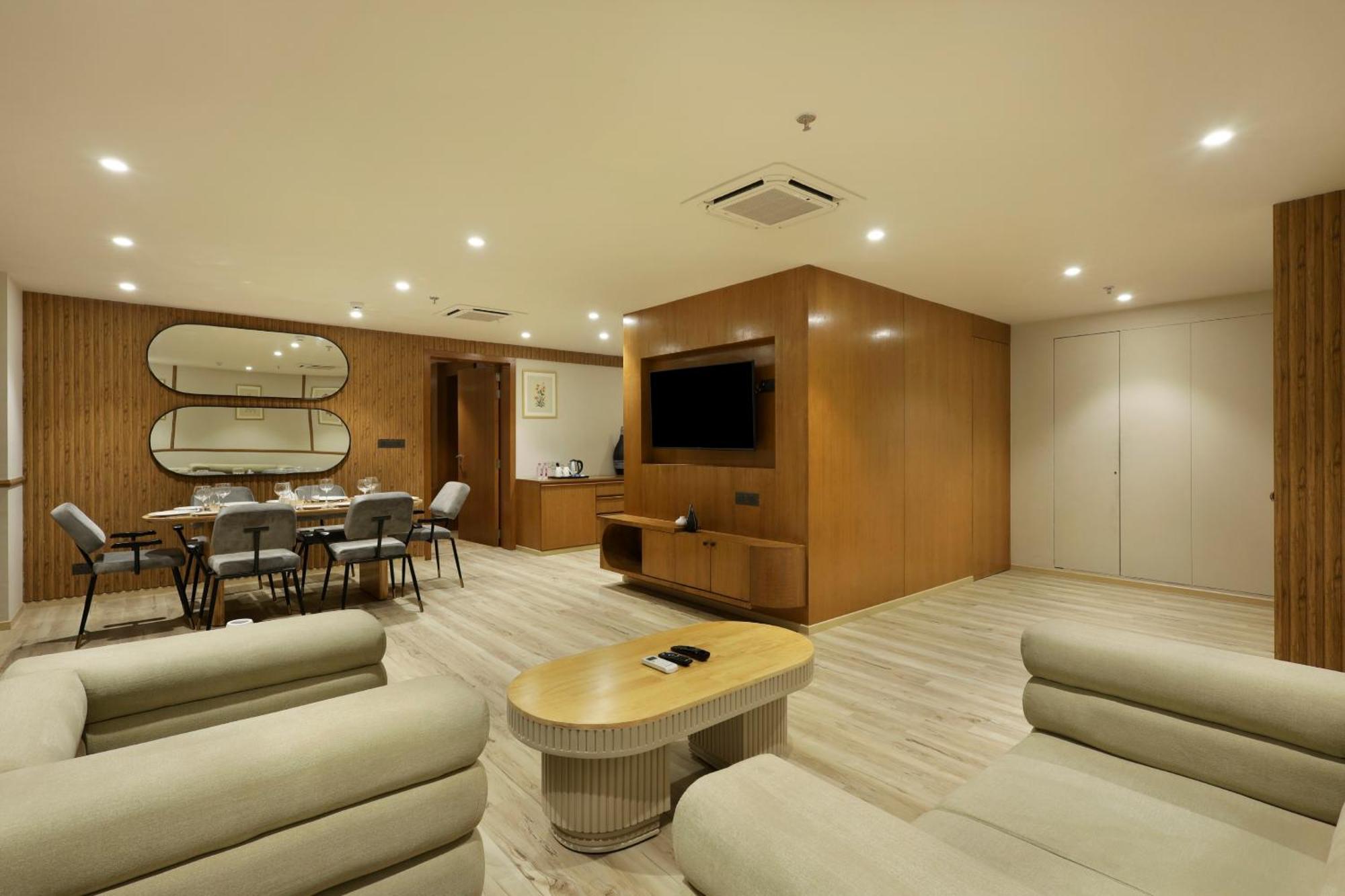 Sunday Hotel 바도다라 외부 사진