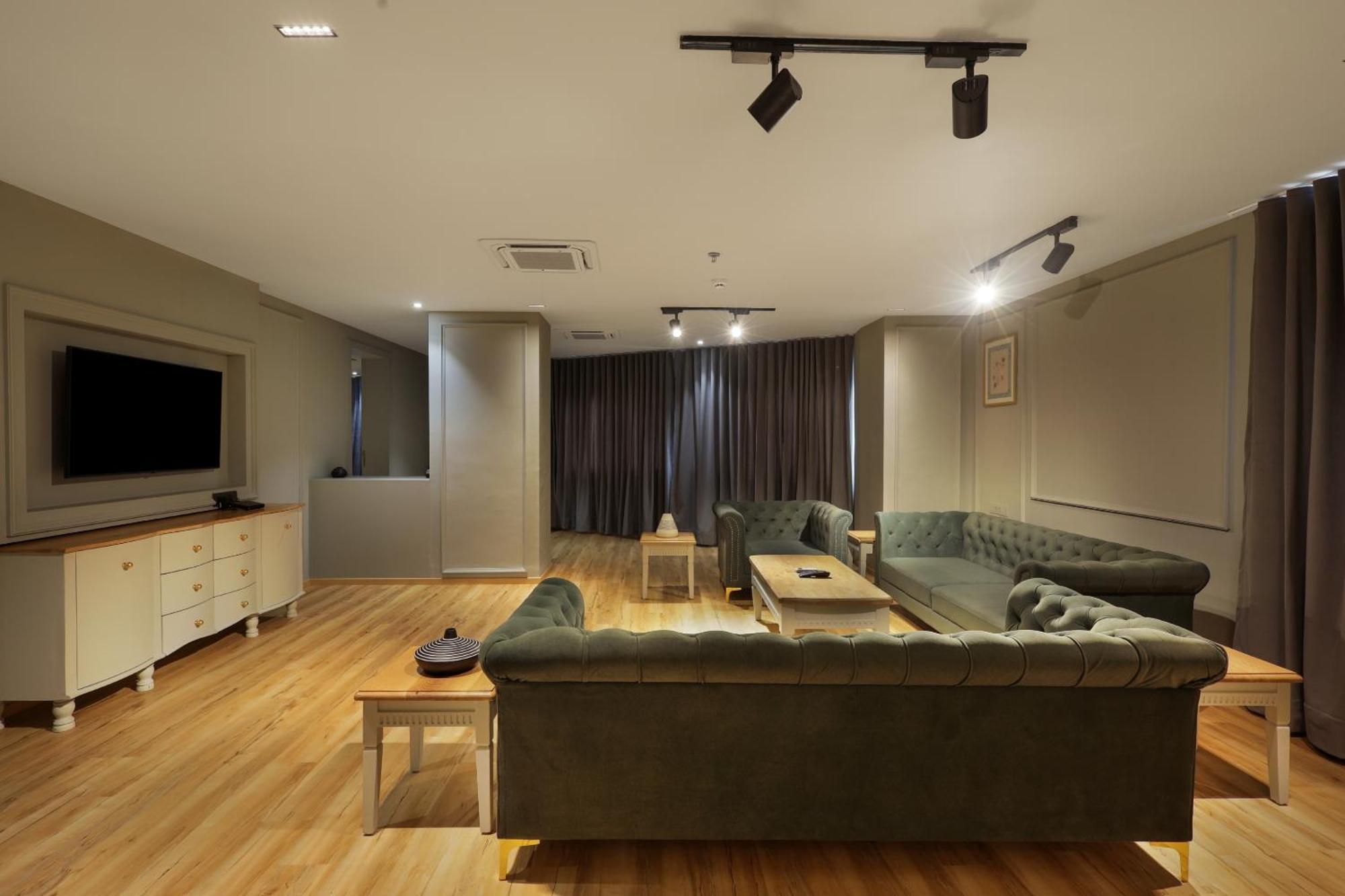 Sunday Hotel 바도다라 외부 사진