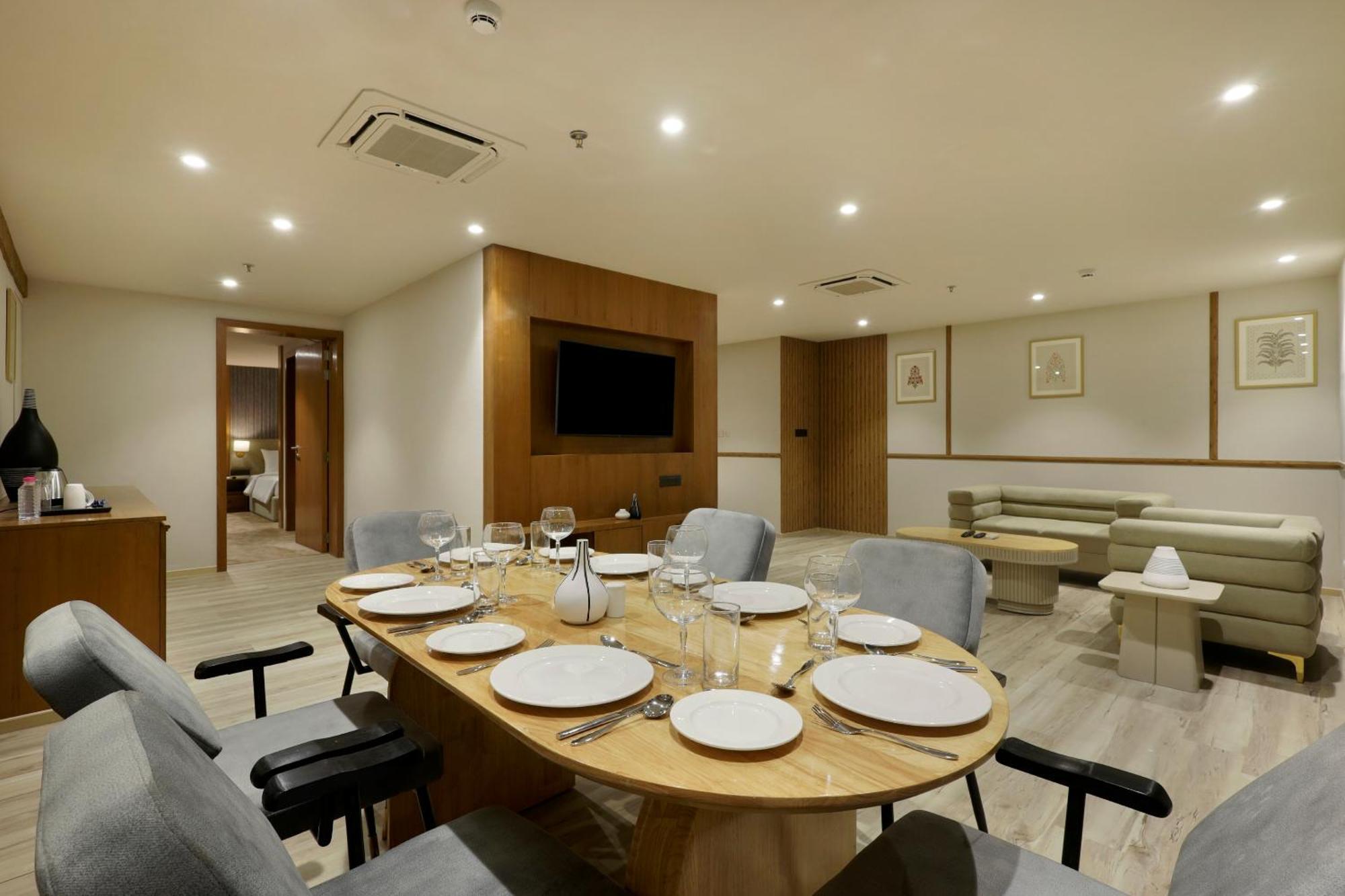 Sunday Hotel 바도다라 외부 사진