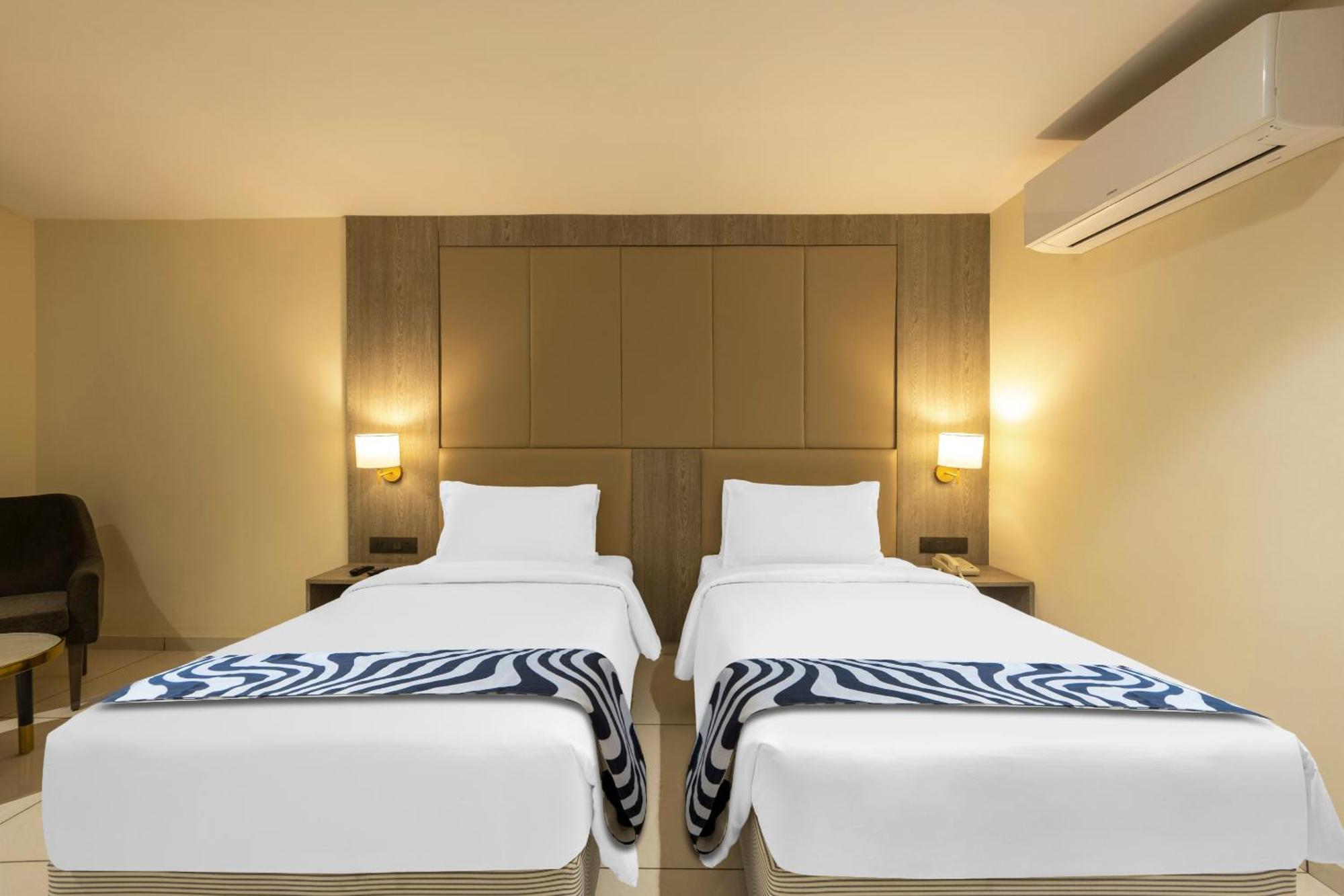 Sunday Hotel 바도다라 외부 사진